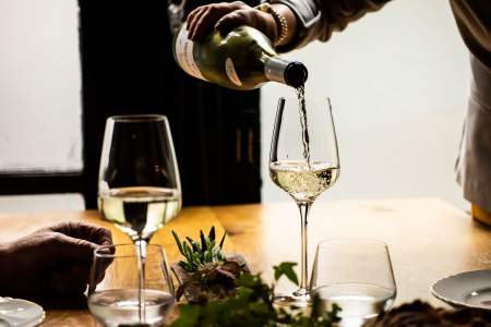 Vin et service à l'Auberge de la Grive, auberge restaurant à Trosly-Loire dans l'Aisne · Nicolas Gautier
