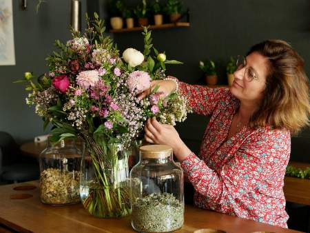 Terrarium et bouquet de fleurs à l'Auberge de la Grive, auberge dans l'Aisne à Trosly-Loire